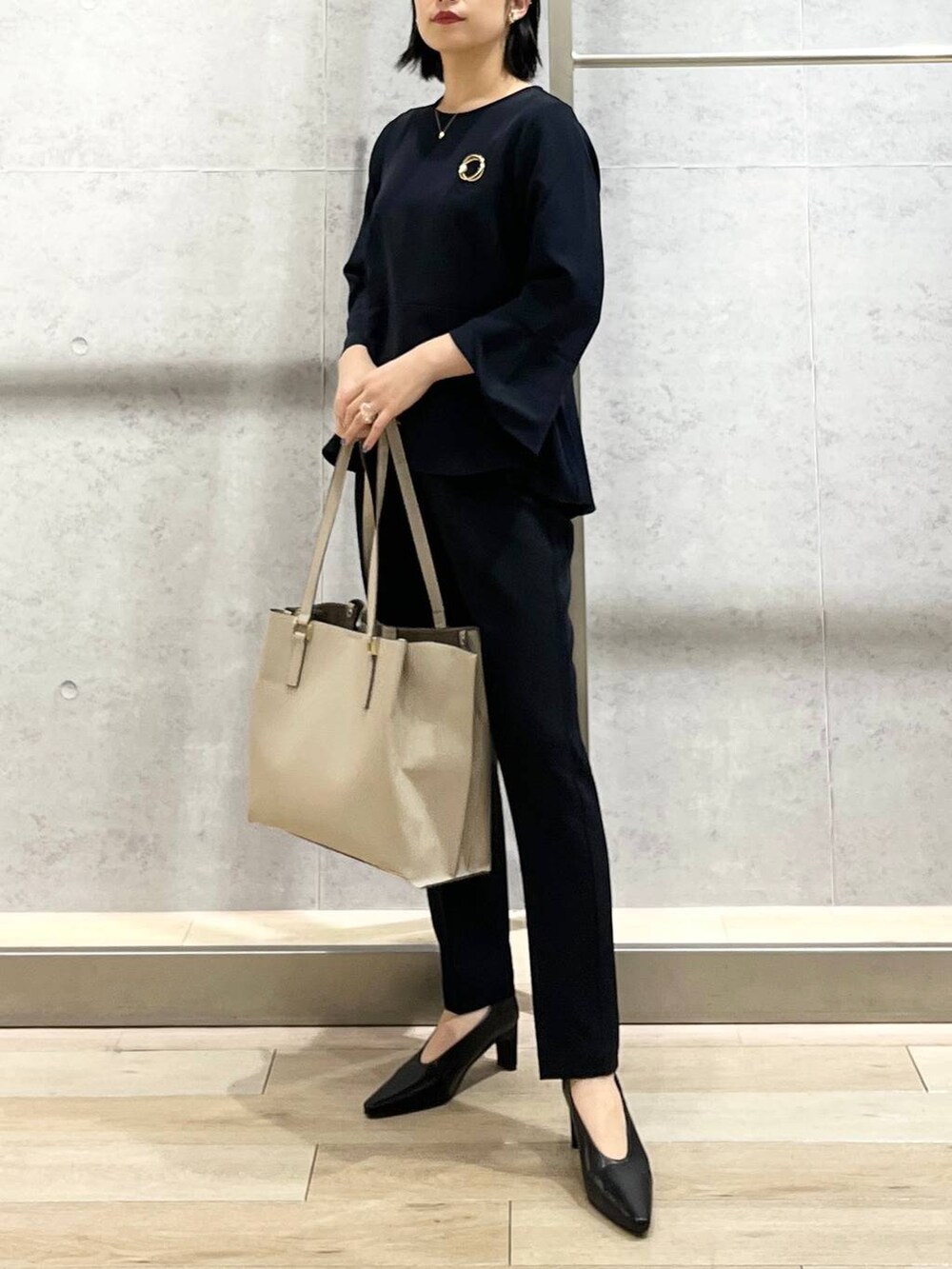 ブラック系のパンプス、ブラック系のその他パンツ、ブラック系のシャツ/ブラウスを着用したレディースの冬コーディネートの3枚目の写真