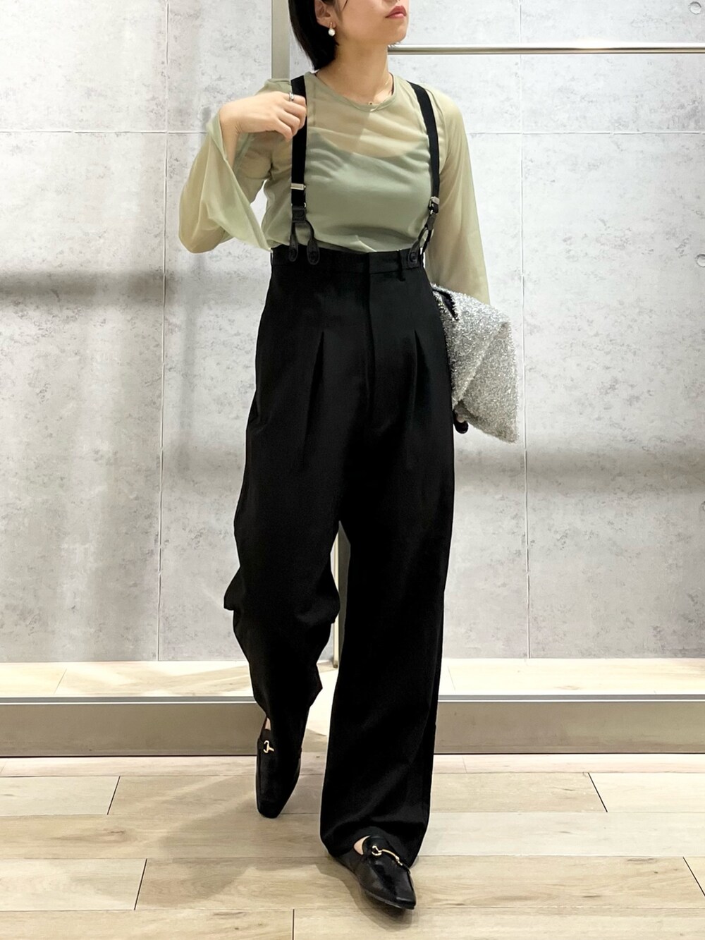 「LEPSIM、秋服まるっと大公開、レプシィム(LEPSIM)、きれいめカジュアル、サスペンダー、タックパンツ、シアートップス、ローファー、秋コーデ、お出かけコーデ、シンプルコーデ、休日スタイル、大人カジュアル、ラメ、ニットバッグ」｜「LEPSIMのサスペンダーパンツ（パンツ、ブラック系）」を使った、エムアイさん（レディース・162cm）の秋コーディネートの6枚目の写真
