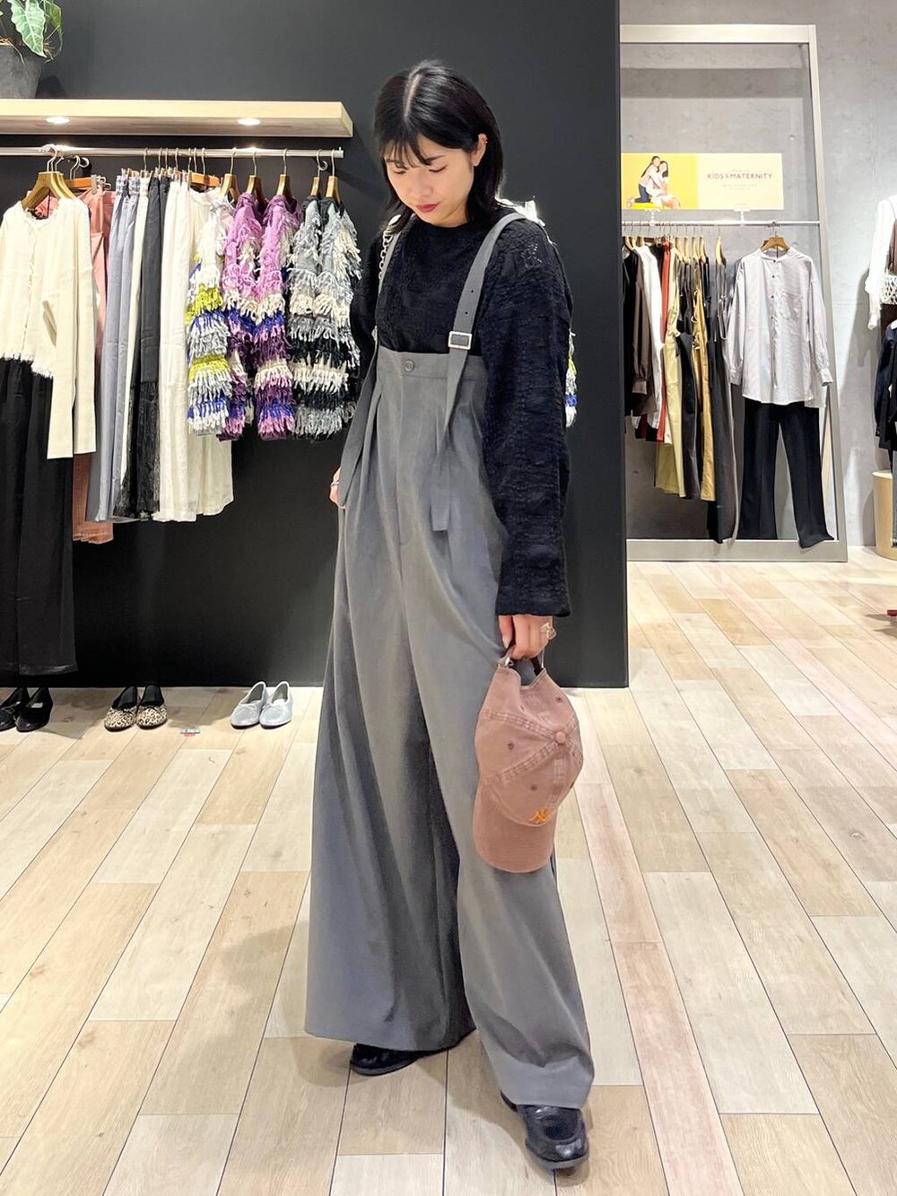 ホワイト系のショルダーバッグ、ブラック系のTシャツ/カットソー、ブラック系のローファーを着用したレディースの秋コーディネートの10枚目の写真