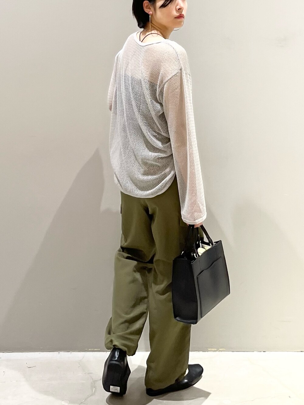 「LEPSIM、レプシィム(LEPSIM)、メッシュ、メッシュニット、ナイロンパンツ、カーゴパンツ、シアートップス、パンプス、ミリタリー、ショルダーバッグ、ハンドバッグ、キャミソール、きれいめカジュアル、シンプルコーデ、秋コーデ」｜「LEPSIMの4つの嬉しい機能付き！シアワセパンプス　295881（パンプス、ブラック系）」を使った、エムアイさん（レディース・162cm）の夏コーディネートの3枚目の写真