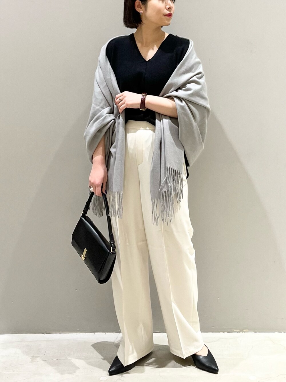 ブラック系のニット/セーター、ブラック系のハンドバッグ、ブラック系のパンツを着用したレディースの冬コーディネートの2枚目の写真