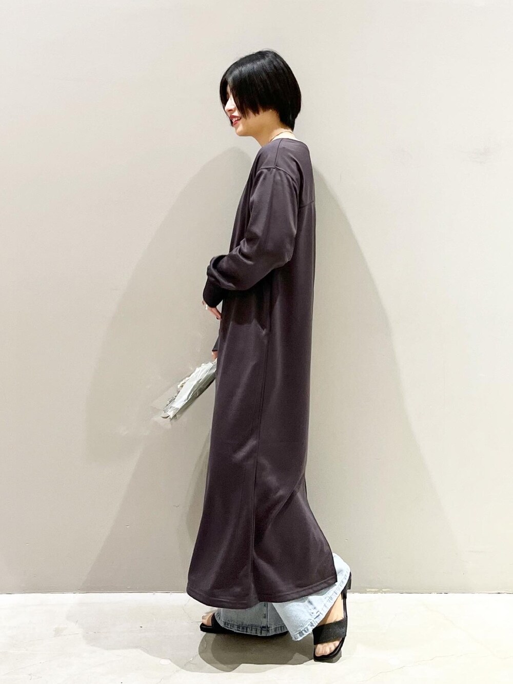 「LEPSIM、レプシィム(LEPSIM)、ワンピース、ロングワンピース、春コーデ、デニム、サンダル、ドライフラワー、シンプルコーデ、プチプラ、オフショル、デニムパンツ、チャコールグレー、大人カジュアル、カジュアルコーデ」｜「LEPSIMのオープントゥフラットサンダル　192256（サンダル、ブラック系）」を使った、エムアイさん（レディース・162cm）の春コーディネートの5枚目の写真