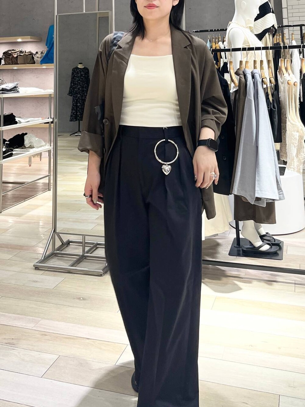 ブラック系のサンダル、グレー系のトートバッグ、ホワイト系のキャミソールを着用したレディースの夏コーディネートの8枚目の写真