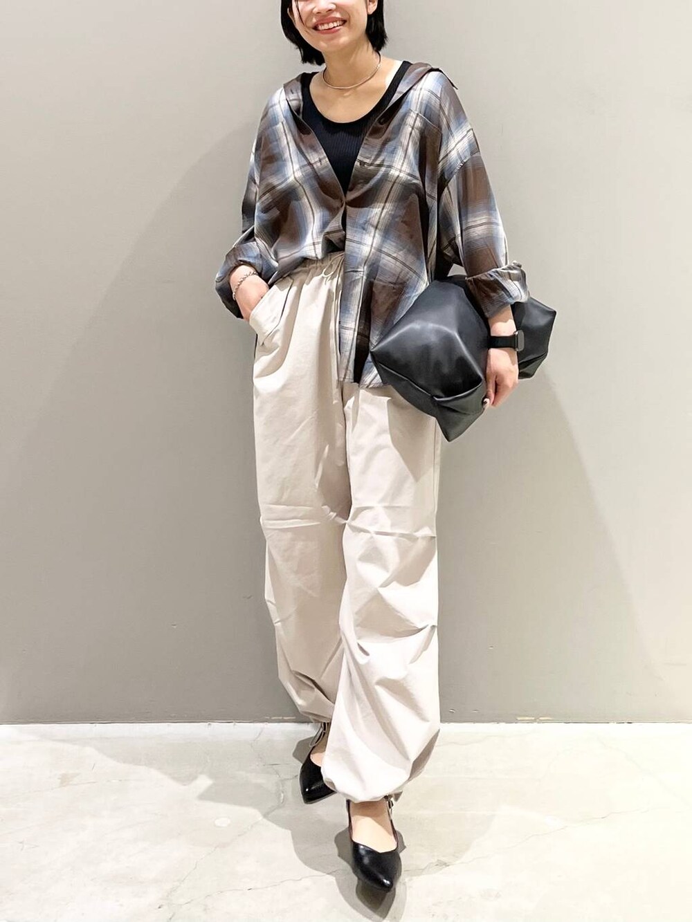 ブラウン系のシャツ/ブラウス、ホワイト系のその他パンツ、ブラック系のハンドバッグを着用したレディースの夏コーディネートの9枚目の写真