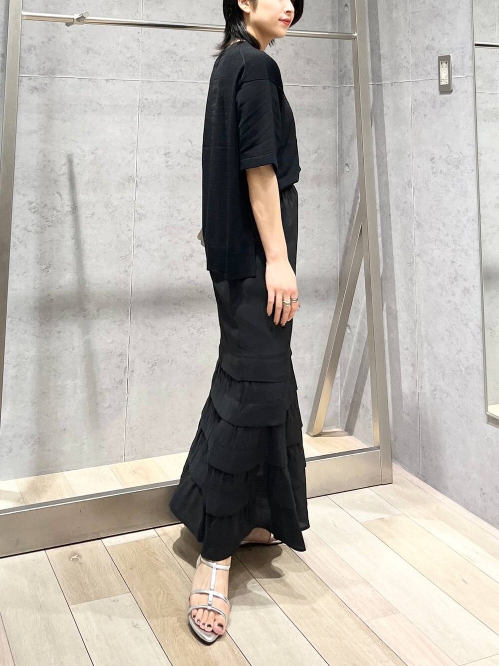 その他のショルダーバッグ、シルバー系のサンダル、ブラック系のニット/セーターを着用したレディースの夏コーディネートの3枚目の写真