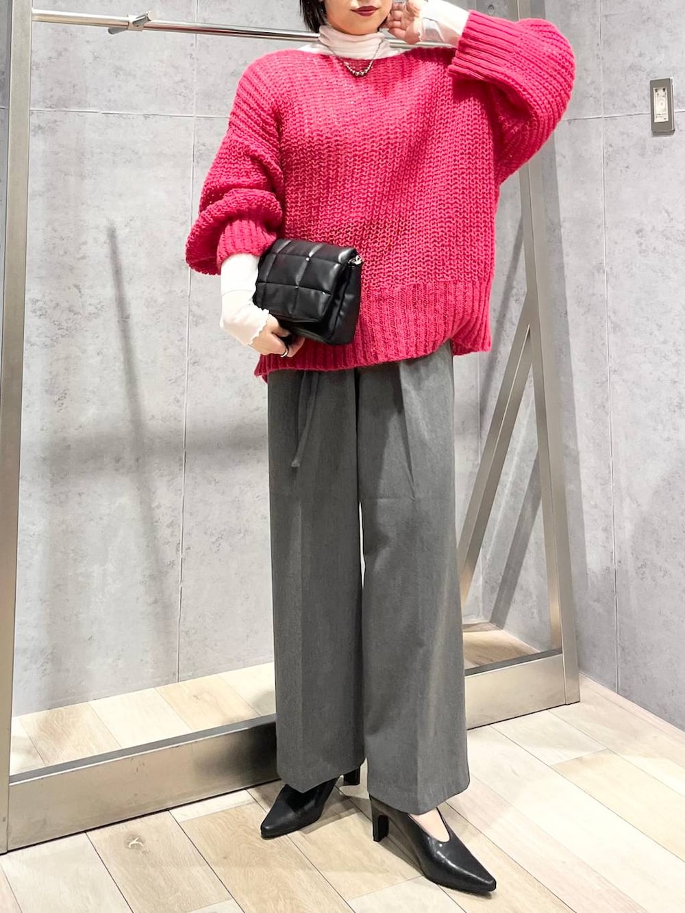 ホワイト系のTシャツ/カットソー、グレー系のその他パンツ、ブラック系のショルダーバッグを着用したレディースの秋コーディネートの6枚目の写真