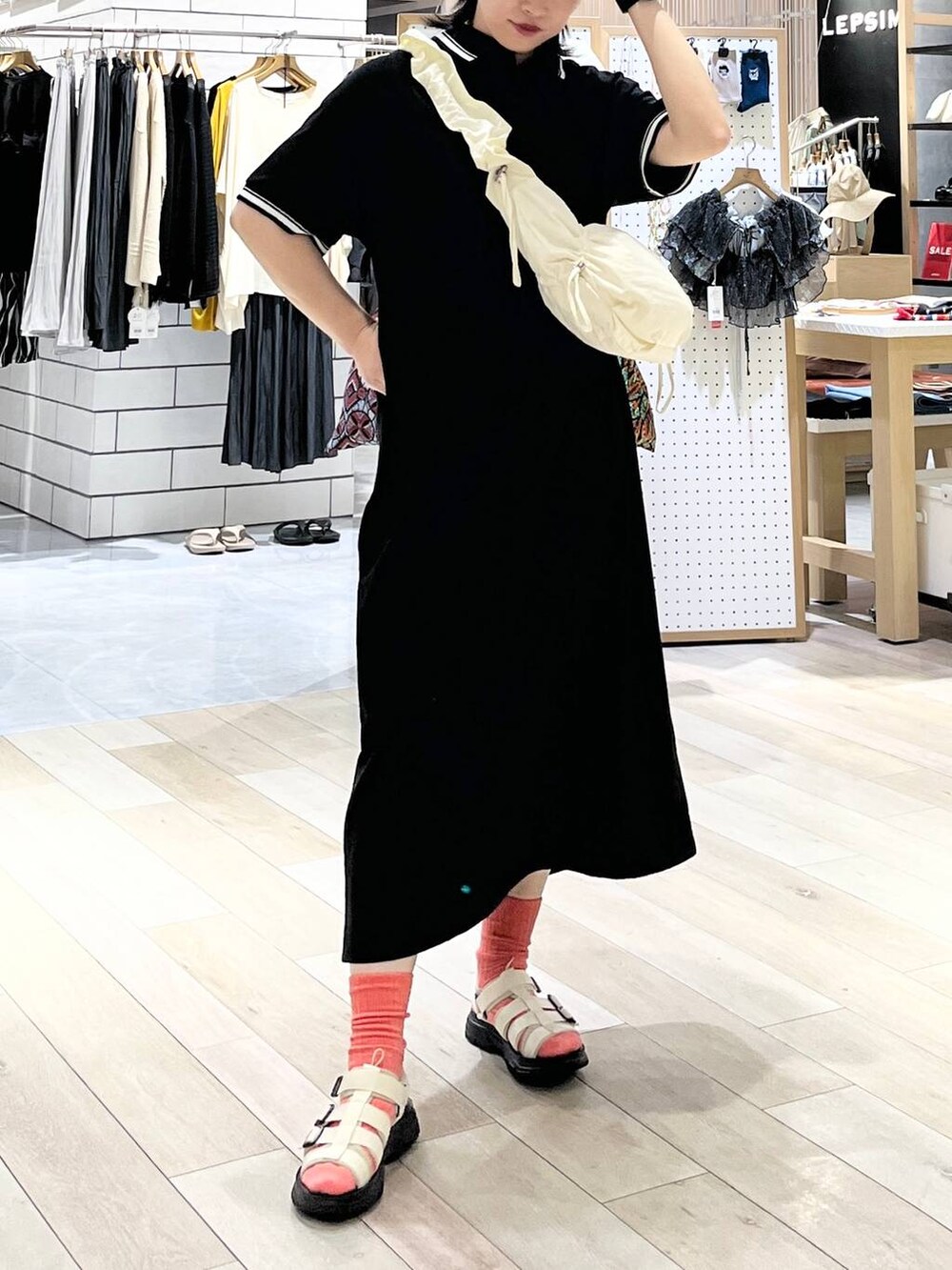 ホワイト系のショルダーバッグ、ホワイト系のサンダル、ブラック系のマタニティウェア/グッズを着用したレディースの夏コーディネートの4枚目の写真