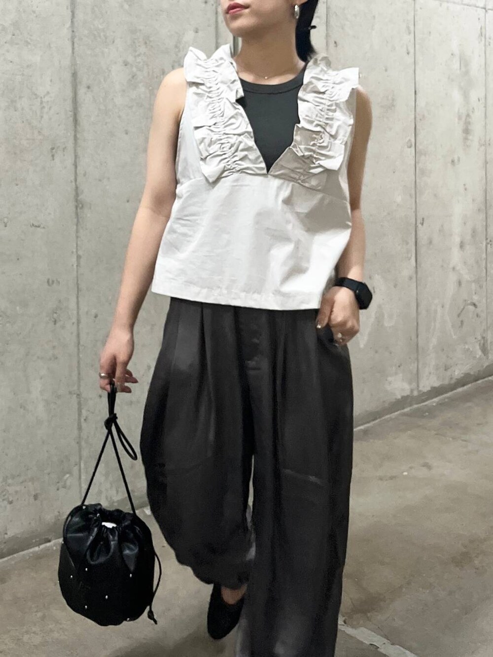 グレー系のその他パンツ、ブラック系のバレエシューズ、グレー系のタンクトップを着用したレディースの夏コーディネートの3枚目の写真