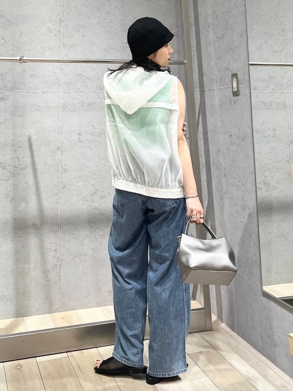 「女子会、サンダル、タンクトップ、デニムパンツ、カジュアル、モード、ベーシック/シンプル、デート/ロマンティック、楽ちんコーデ、春コーデ、きれいめカジュアル_LEPSIM、LEPSIM、おでかけ、シンプルコーデ、春色」｜「LEPSIMの14ゲージサイドスリットノースリーブ　243179（その他トップス、グリーン系）」を使った、エムアイさん（レディース・162cm）の春コーディネートの3枚目の写真