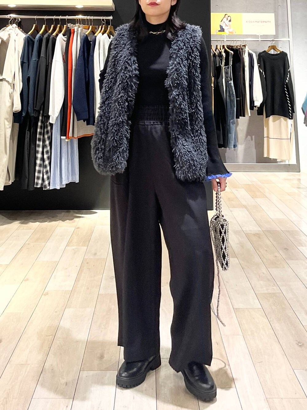 ブラック系のその他パンツ、ブラック系のブーツ、ブラック系のニット/セーターを着用したレディースの秋コーディネートの7枚目の写真