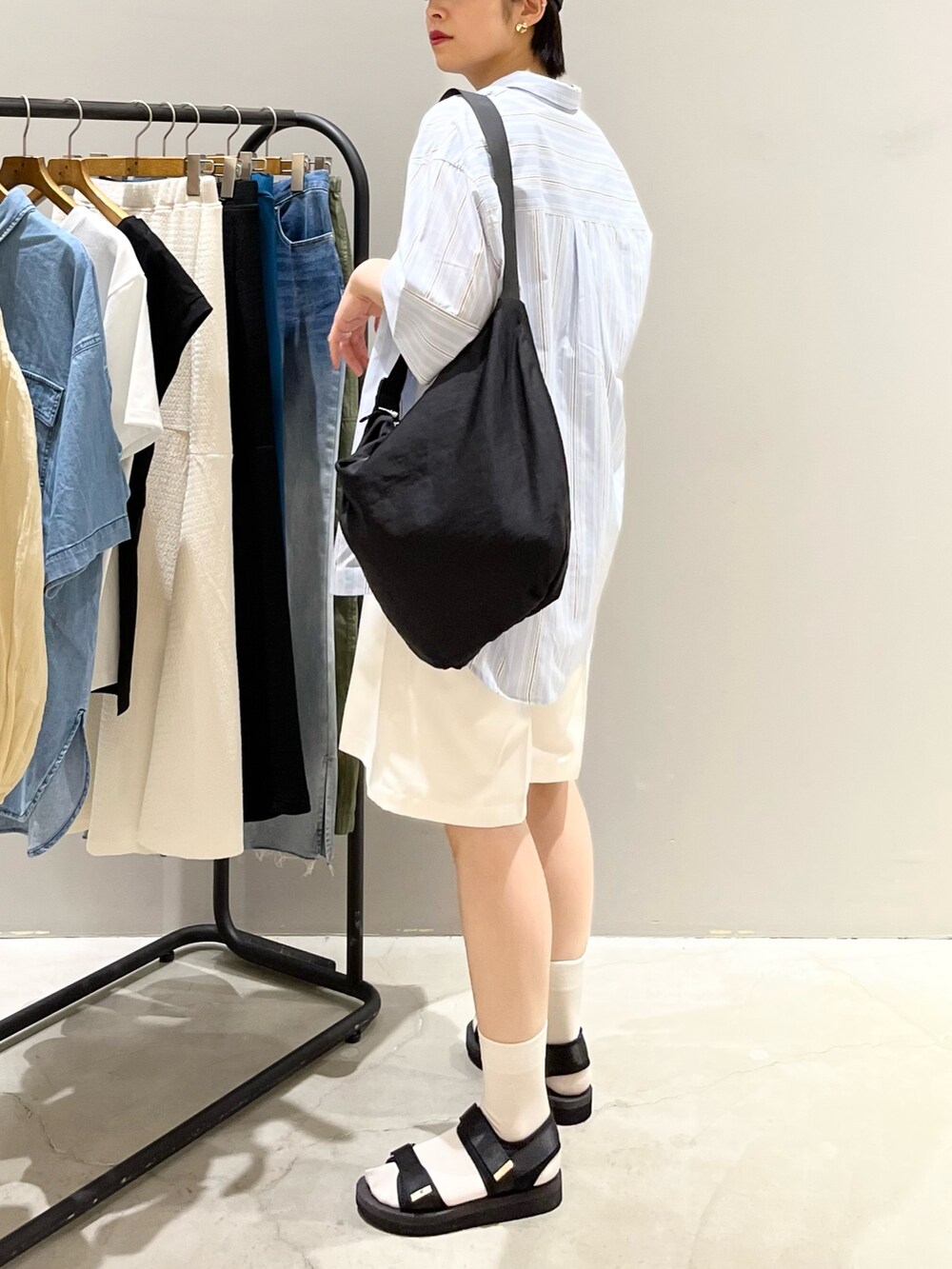 ブラック系のサンダル、ホワイト系のその他パンツ、ブルー系のシャツ/ブラウスを着用したレディースの夏コーディネートの3枚目の写真