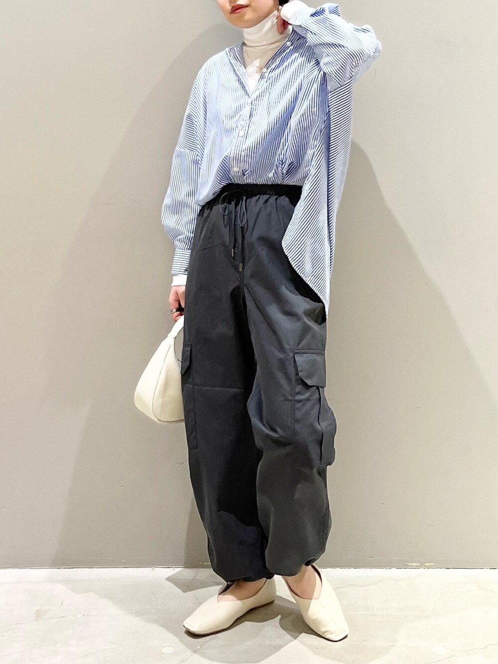 「LEPSIM、レプシィム(LEPSIM)、シャツスタイル、ストライプシャツ、ストライプ、カーゴパンツ、ミリタリー、ミリタリーパンツ、ビッグシルエット、スクエアトゥ、春服みてみて、春コーデ、メンズライク、ハンドバッグ、レイヤードスタイル」｜「LEPSIMのトゥステッチフラットパンプス　176612（パンプス、ホワイト系）」を使った、エムアイさん（レディース・162cm）の春コーディネートの4枚目の写真