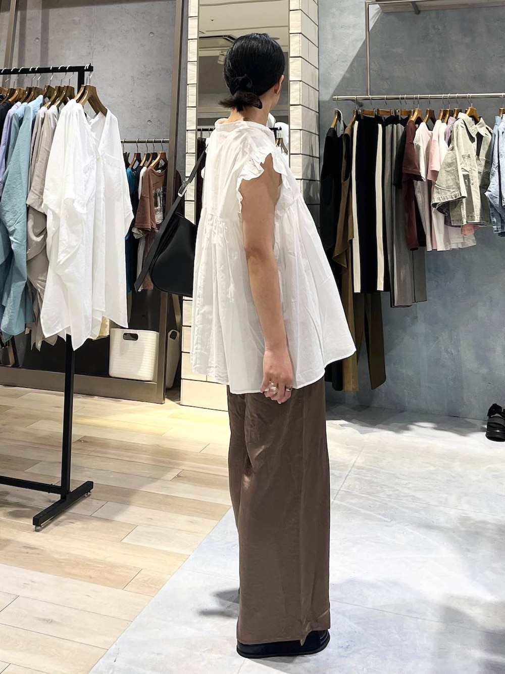 ブラック系のサンダル、ブラウン系のその他パンツ、ブラック系のショルダーバッグを着用したレディースの夏コーディネートの4枚目の写真