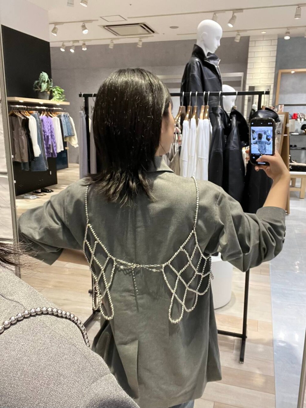 シルバー系のベスト、その他のバレエシューズ、グレー系のテーラードジャケットを着用したレディースの秋コーディネートの4枚目の写真