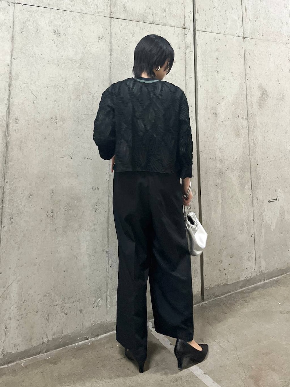 シルバー系のショルダーバッグ、ブラック系のシャツ/ブラウス、ブラック系のパンプスを着用したレディースの春コーディネートの9枚目の写真