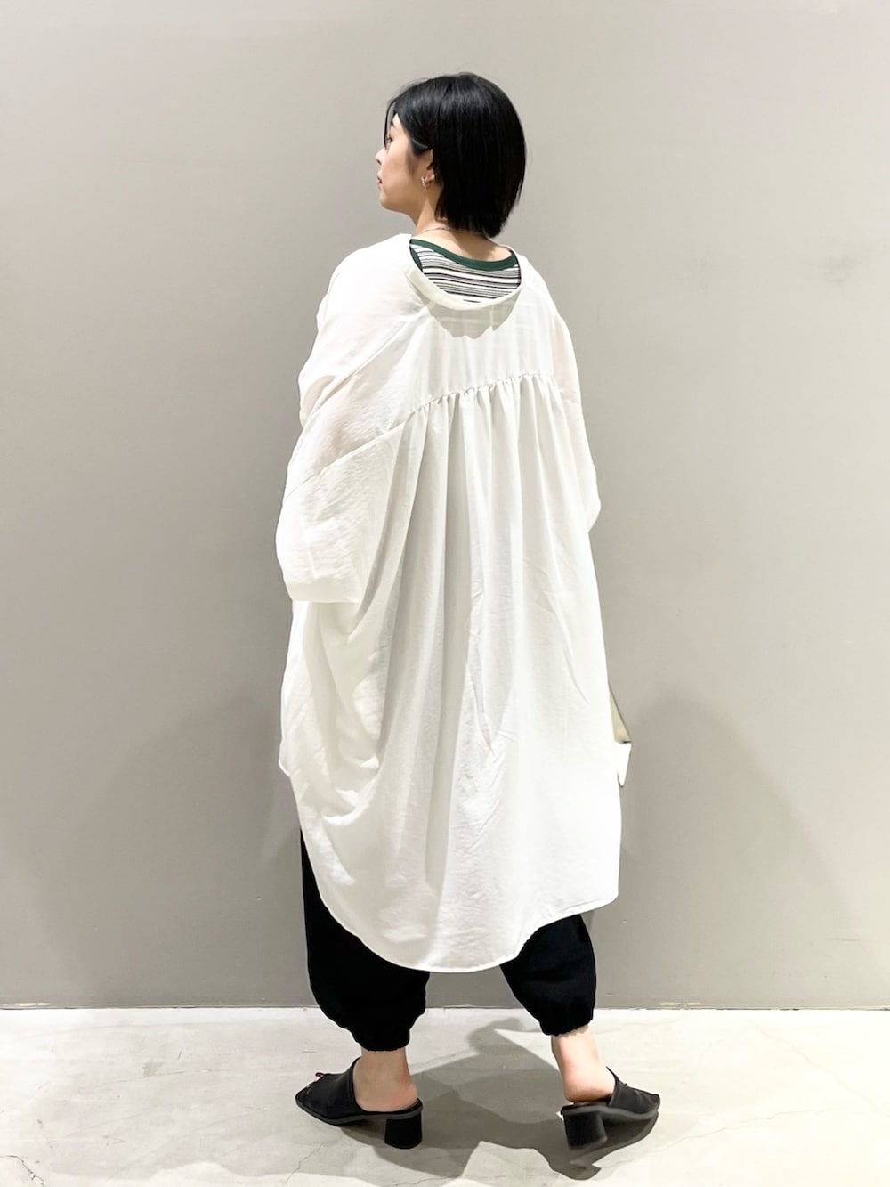 「LEPSIM、レプシィム(LEPSIM)、ポンチョ、ワンピース、チュニック、ブラウス、サテンパンツ、ジョガーパンツ、シャツスタイル、初夏コーデ、モノトーン、ボーダー、シンプルコーデ、ビッグシルエット、夏コーデ」｜「LEPSIMのスクエアハンドルショルダー　163398（ショルダーバッグ、ホワイト系）」を使った、エムアイさん（レディース・162cm）の春コーディネートの3枚目の写真