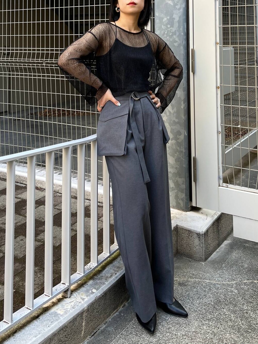 グレー系のその他パンツ、ブラック系のシャツ/ブラウス、ブラック系のパンプスを着用したレディースの冬コーディネートの7枚目の写真