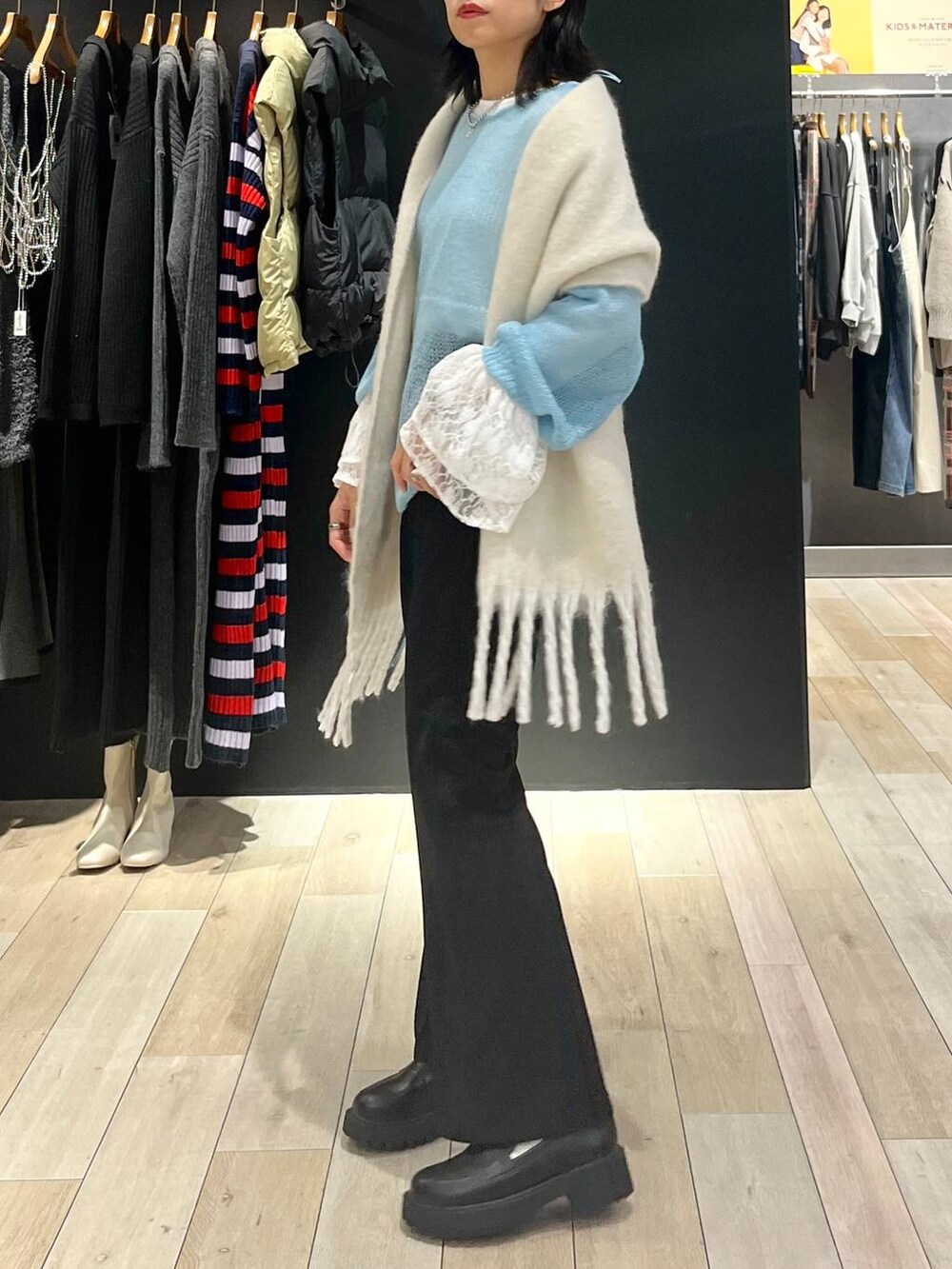 ブラック系のローファー、ホワイト系のTシャツ/カットソー、ブルー系のニット/セーターを着用したレディースの秋コーディネートの3枚目の写真