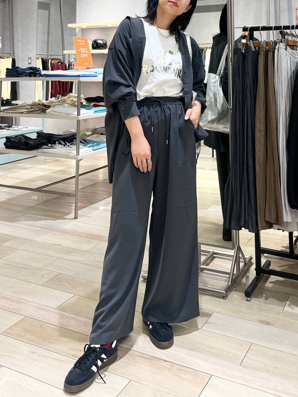 シルバー系のトートバッグ、グレー系のその他パンツ、グレー系のシャツ/ブラウスを着用したレディースの秋コーディネートの5枚目の写真