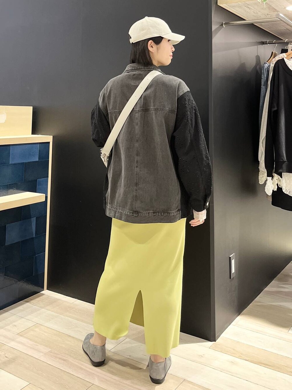 グリーン系のスカート、グレー系のショルダーバッグ、その他のパンプスを着用したレディースの冬コーディネートの4枚目の写真