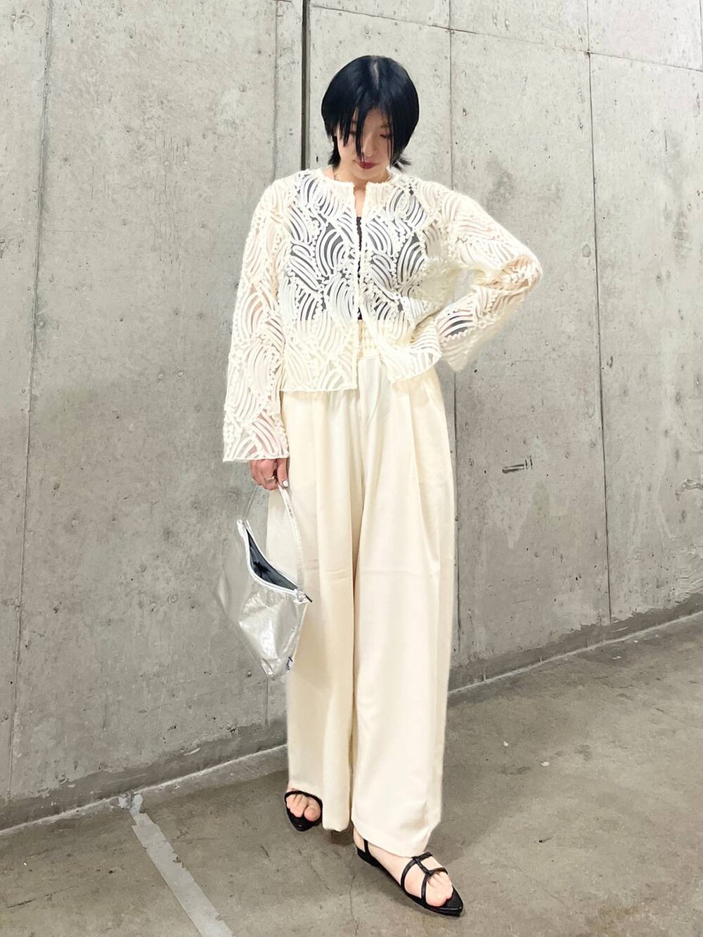 シルバー系のハンドバッグ、ホワイト系のその他パンツ、ホワイト系のシャツ/ブラウスを着用したレディースの春コーディネートの2枚目の写真