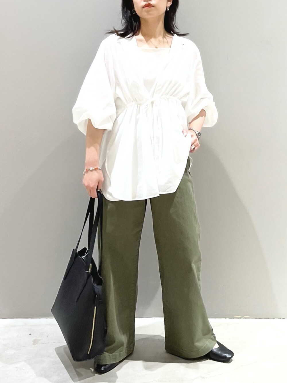 「LEPSIM、レプシィム(LEPSIM)、ブラウス、袖ボリューム、セットアイテム、デニムパンツ、カーキ、プチプラ、きれいめカジュアル、大人カジュアル、パンツスタイル、シンプルコーデ、初秋コーデ、秋コーデ、ホワイト」|「LEPSIMのセイヒンゾメストレートパンツ(パンツ、グリーン系)」を使った、エムアイさん(レディース・162cm)の秋コーディネートの2枚目の写真