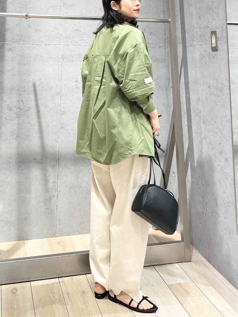 ブラック系のショルダーバッグ、ブラック系のサンダル、シルバー系のキーホルダーを着用したレディースの春コーディネートの4枚目の写真