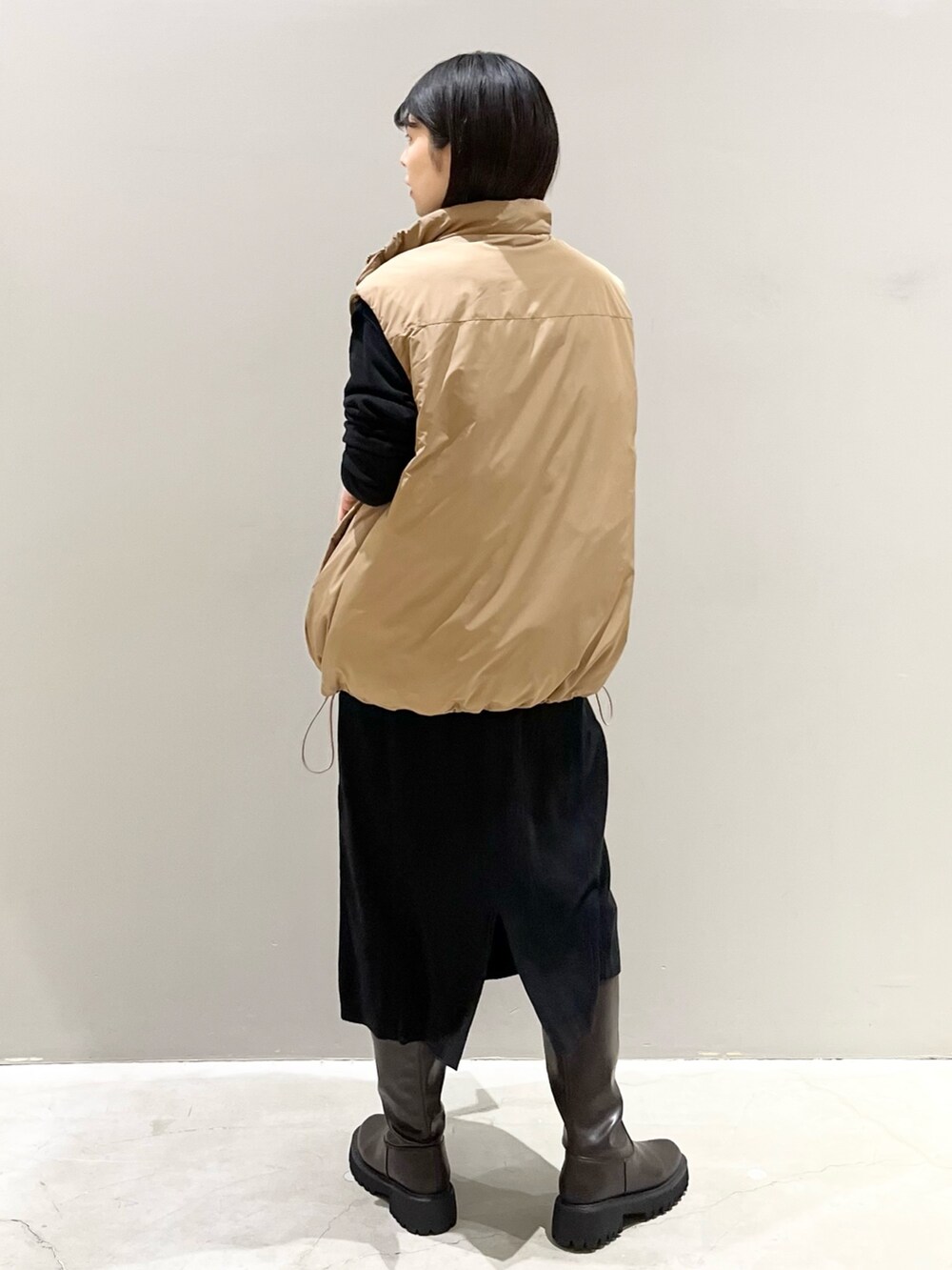 「LEPSIM、レプシィム(LEPSIM)、ベスト、ダウンベスト、ニット、ニットワンピース、レイヤードスタイル、ロングワンピース、ロングブーツ、レザー、ショルダーバッグ、きれいめカジュアル、秋冬コーデ、冬コーデ、タートルネック」｜「LEPSIMのライト厚底ロングブーツ　344210（ブーツ、ブラウン系）」を使った、エムアイさん（レディース・162cm）の秋コーディネートの4枚目の写真
