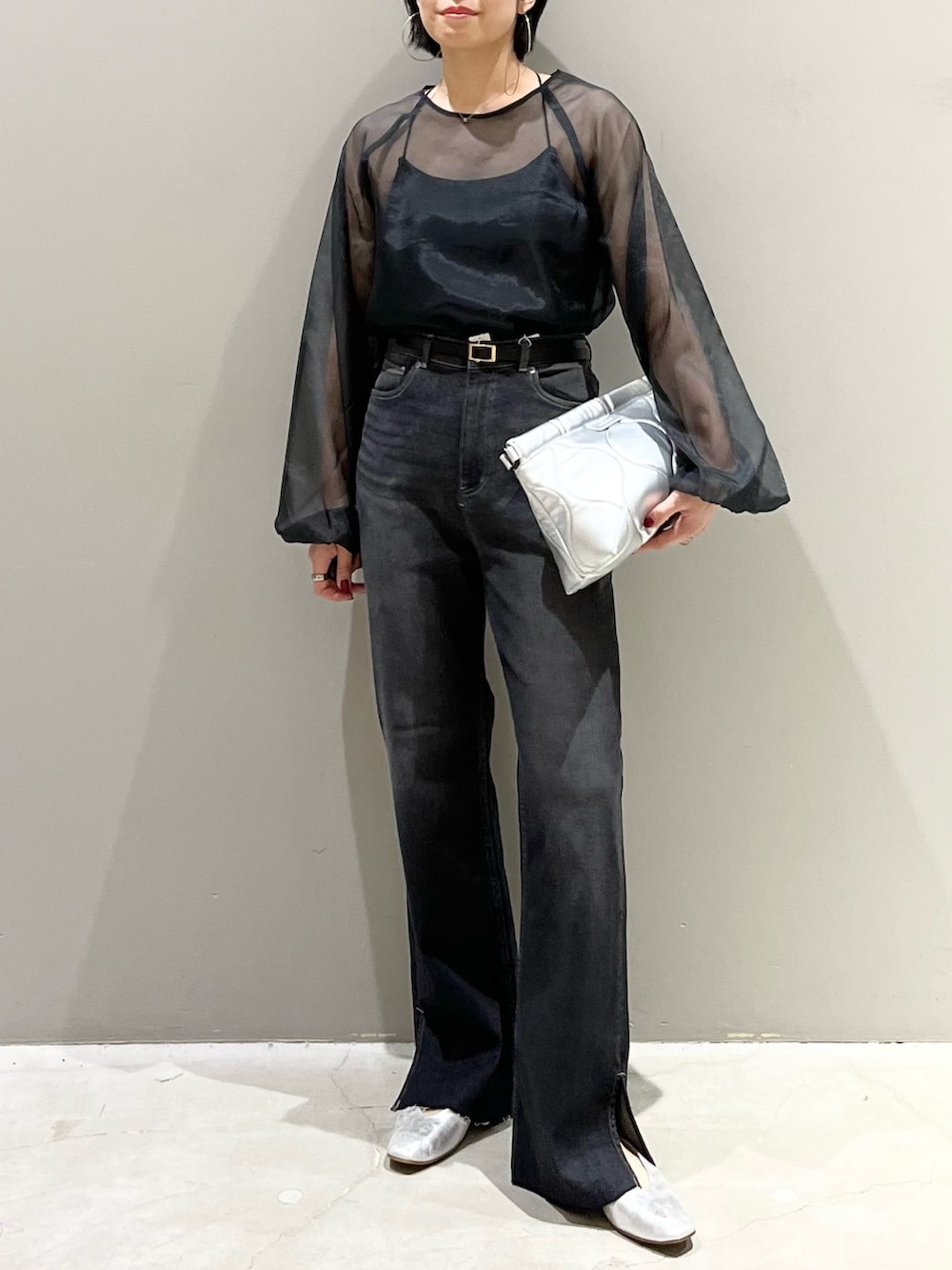 「LEPSIM、レプシィム(LEPSIM)、シアートップス、デニム、モノトーン、秋服準備はじめました、クラッチバッグ、オールブラック、ワントーンコーデ、レイヤードスタイル、休日スタイル、キャミソール、大人カジュアル、きれいめカジュアル、秋コーデ」｜「LEPSIMの4つの嬉しい機能付き！シアワセパンプス　295881（パンプス、グレー系）」を使った、エムアイさん（レディース・162cm）の夏コーディネートの2枚目の写真