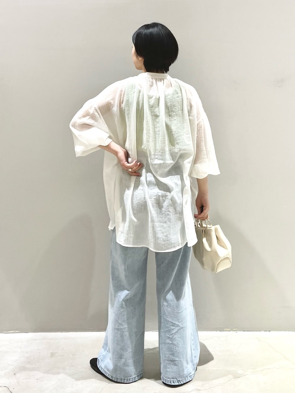 「LEPSIM、レプシィム(LEPSIM)、シアートップス、春コーデ、ボリューム袖、ライムグリーン、シアー、デニム、ダメージデニムパンツ、パンプス、ハンドバッグ、シンプルコーデ、淡色コーデ、ビッグシルエット、夏コーデ」｜「LEPSIMのダメージワイドデニムパンツ　193799（デニムパンツ、ブルー系）」を使った、エムアイさん（レディース・162cm）の春コーディネートの3枚目の写真