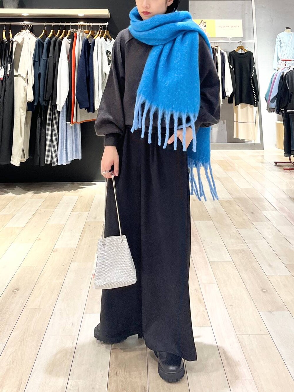 シルバー系のショルダーバッグ、グレー系のニット/セーター、ブラック系のその他パンツを着用したレディースの秋コーディネートの8枚目の写真