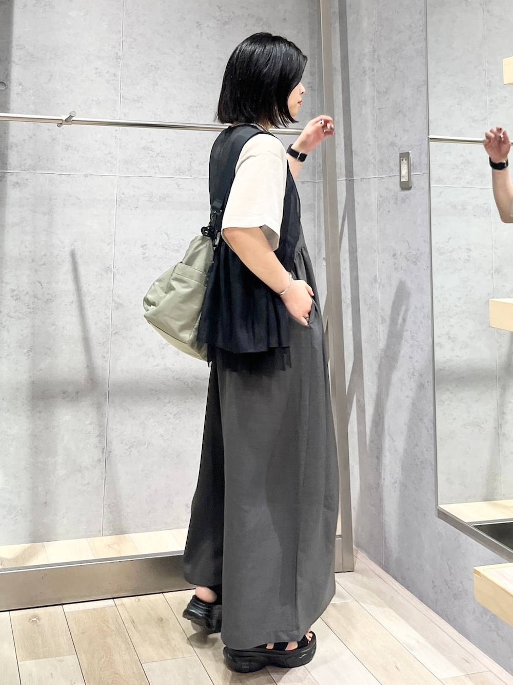 「カジュアル、モード、ベーシック/シンプル、デート/ロマンティック、楽ちんコーデ、女子会、きれいめカジュアル_LEPSIM、LEPSIM、おでかけ、シンプルコーデ、サロペット、ワンピース、リネン・透けアイテム、ベスト、シアートップス」｜「LEPSIMの3連ボールネックレス　287544（ネックレス、シルバー系）」を使った、エムアイさん（レディース・162cm）の夏コーディネートの3枚目の写真