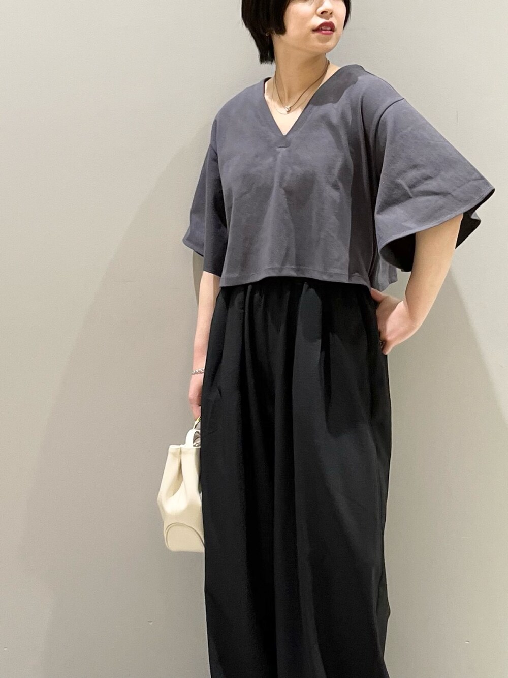 グレー系のTシャツ/カットソー、ブラック系のその他パンツ、ホワイト系のバッグを着用したレディースの春コーディネートの3枚目の写真