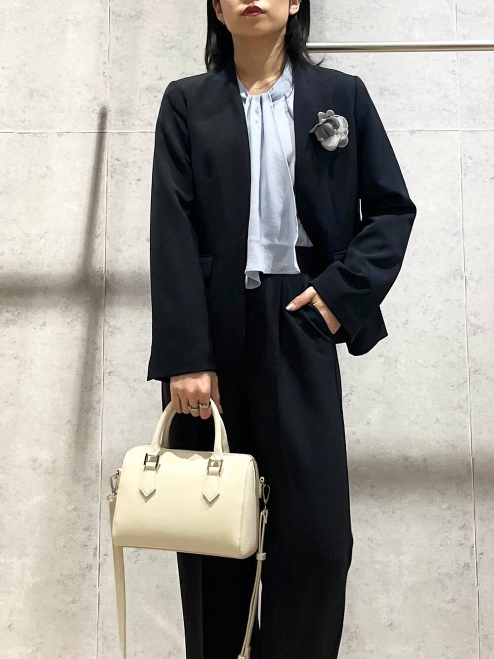 ブルー系のスーツパンツ、ブルー系のシャツ/ブラウス、ブルー系のスーツジャケットを着用したレディースの冬コーディネートの2枚目の写真