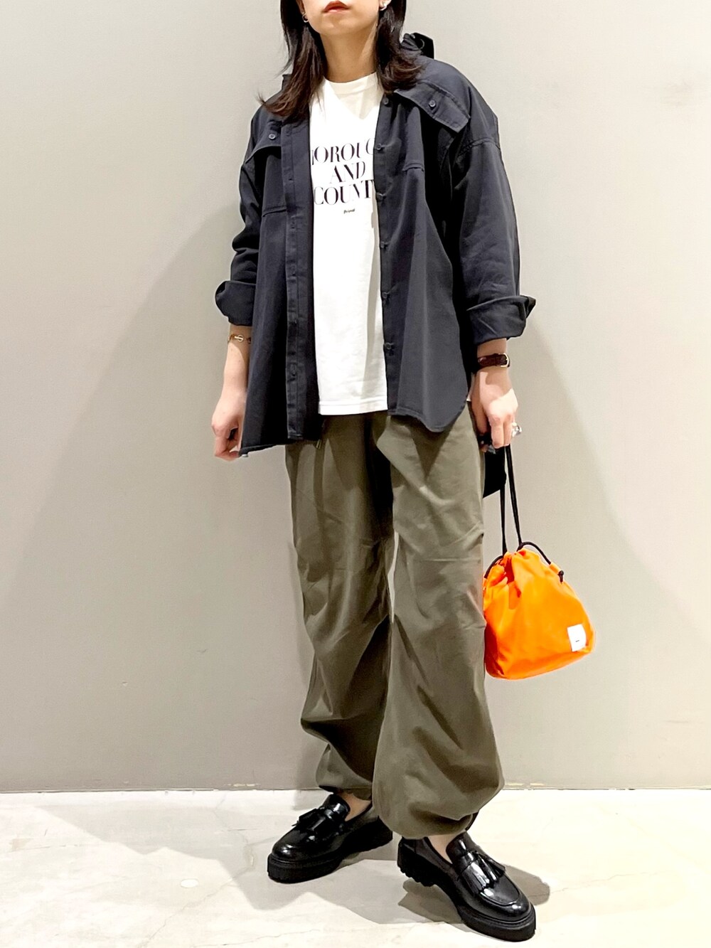 「LEPSIM、レプシィム(LEPSIM)、ジャケット、ミリタリージャケット、ミリタリー、ミリタリーパンツ、ロゴT、ロンT、ローファー、秋コーデ、ロゴスウェット、シンプルコーデ、キンチャクバッグ、オレンジ、白Tシャツ」｜「LEPSIMのアツゾコマニッシュシューズ　122722（ローファー、ブラック系）」を使った、エムアイさん（レディース・162cm）の秋コーディネートの4枚目の写真
