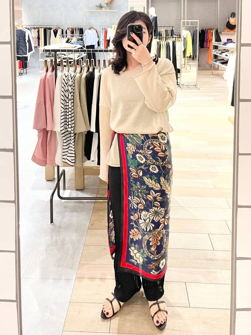 ブラック系のハンドバッグ、ベージュ系のニット/セーター、ブラック系のその他パンツを着用したレディースの春コーディネートの6枚目の写真