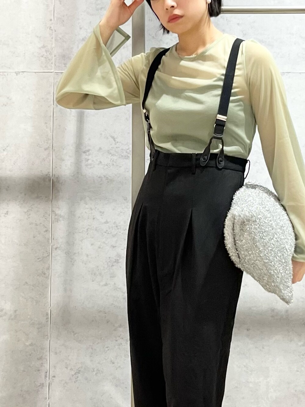 「LEPSIM、秋服まるっと大公開、レプシィム(LEPSIM)、きれいめカジュアル、サスペンダー、タックパンツ、シアートップス、ローファー、秋コーデ、お出かけコーデ、シンプルコーデ、休日スタイル、大人カジュアル、ラメ、ニットバッグ」｜「LEPSIMのサスペンダーパンツ（パンツ、ブラック系）」を使った、エムアイさん（レディース・162cm）の秋コーディネートの5枚目の写真