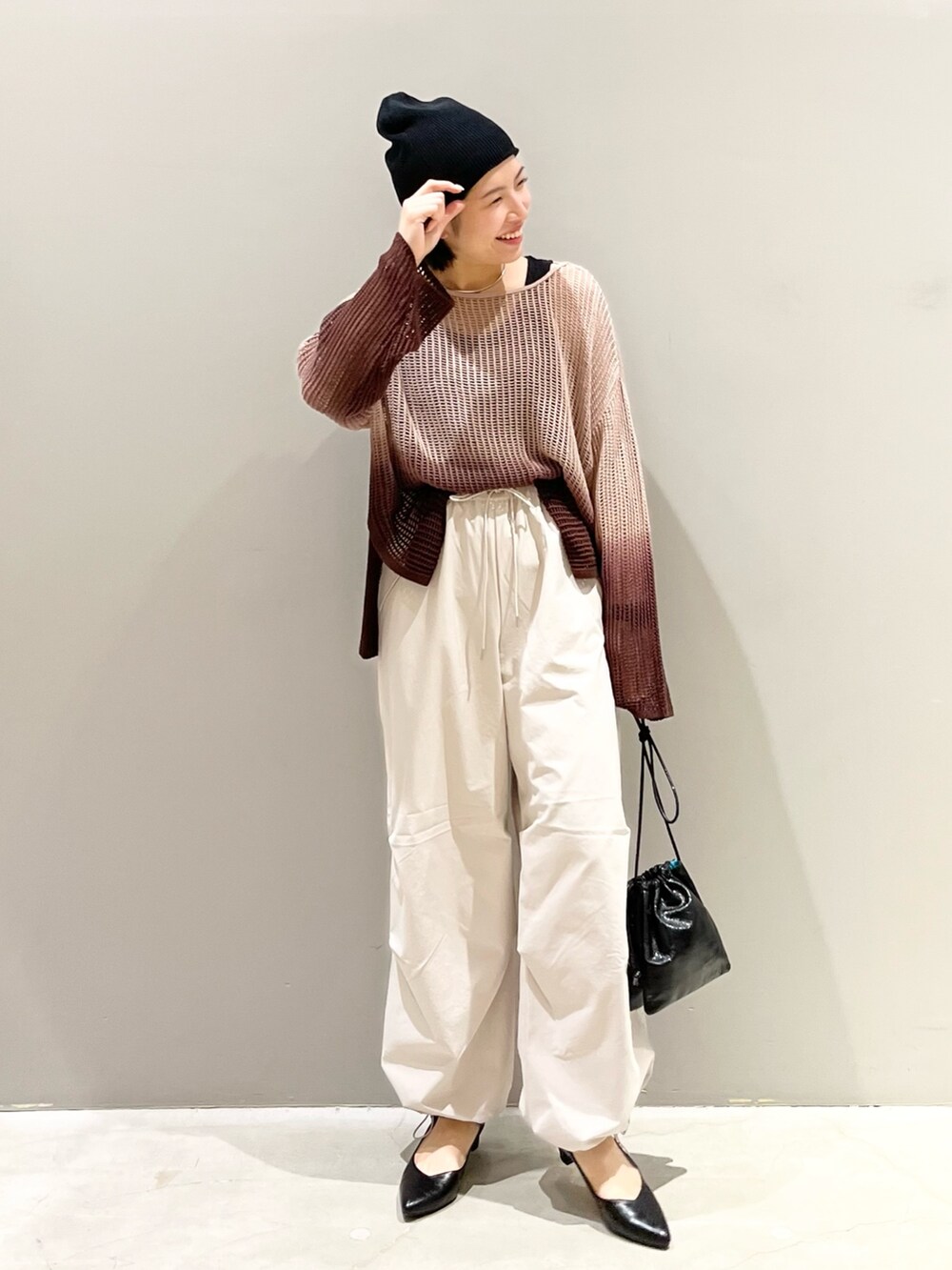 「LEPSIM、レプシィム(LEPSIM)、グラデーション、メッシュ、メッシュニット、秋コーデ、パラシュートパンツ、カーゴパンツ、ミリタリー、サンダル、ストリート、ショルダーバッグ、秋服準備はじめました、ブラウン、ミニバッグ」｜「LEPSIMの5ゲージグラデメッシュプルオーバー　906180（ニット/セーター、ブラウン系）」を使った、エムアイさん（レディース・162cm）の夏コーディネートの6枚目の写真