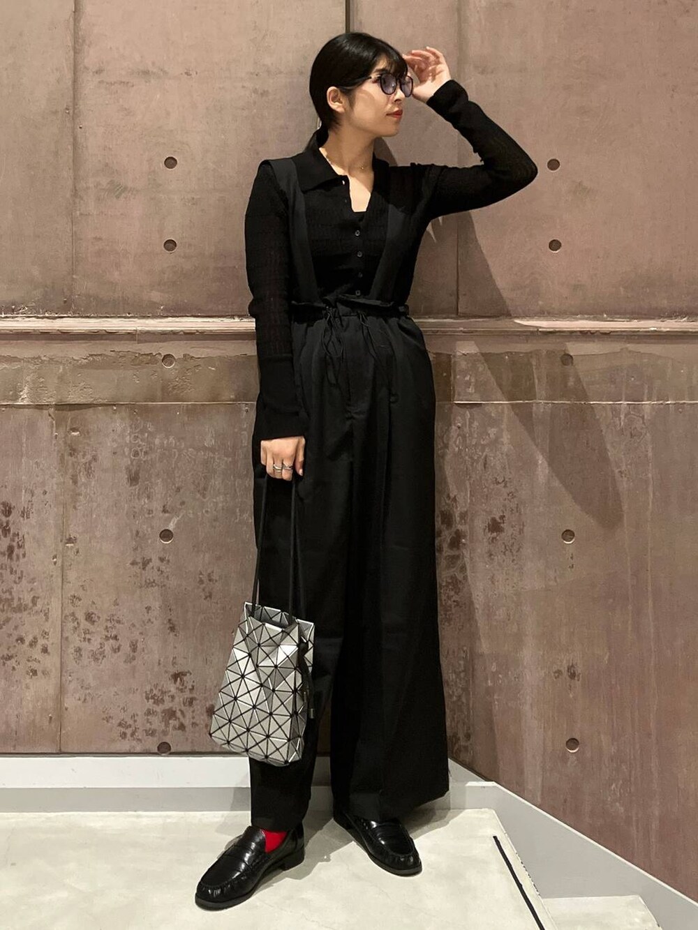 ブラック系のニット/セーター、ブラック系のその他パンツを着用したレディースの秋コーディネートの6枚目の写真