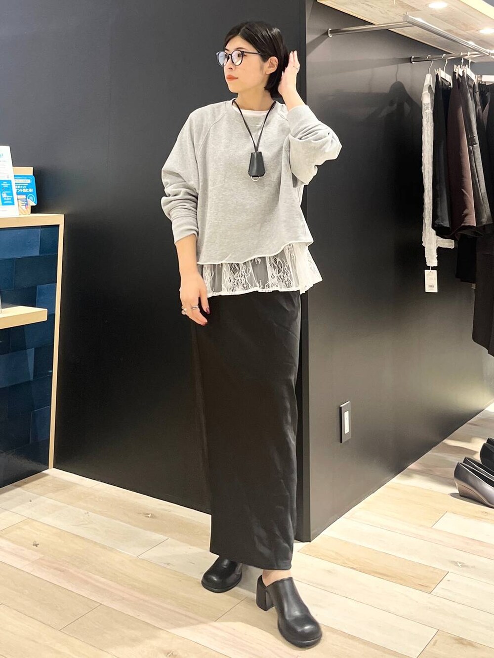 ブラック系のスカート、ブラック系のその他シューズ、ホワイト系のTシャツ/カットソーを着用したレディースの秋コーディネートの4枚目の写真
