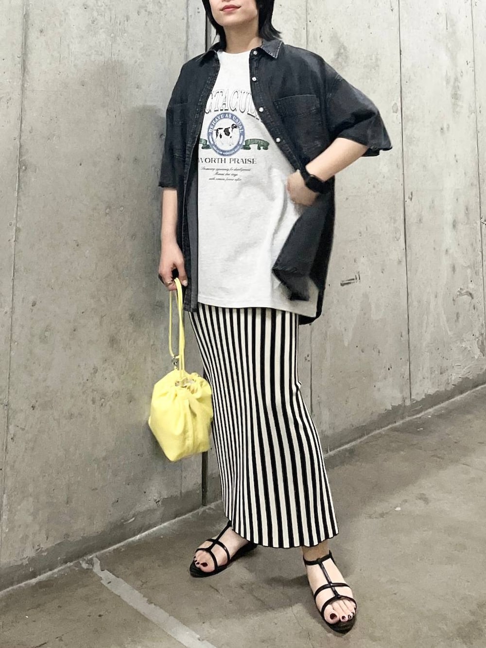 「カジュアル、モノトーン、モード、LEPSIM、デニムジャケット、シャツ、シャツスタイル、Tシャツ、スカート、シンプルコーデ、春夏コーデ、きれいめカジュアル、デニム、動物モチーフ、ストライプスカート」｜「LEPSIMのフェイクレザーミニ巾着　105144（ショルダーバッグ、イエロー系）」を使った、エムアイさん（レディース・162cm）の春コーディネートの7枚目の写真