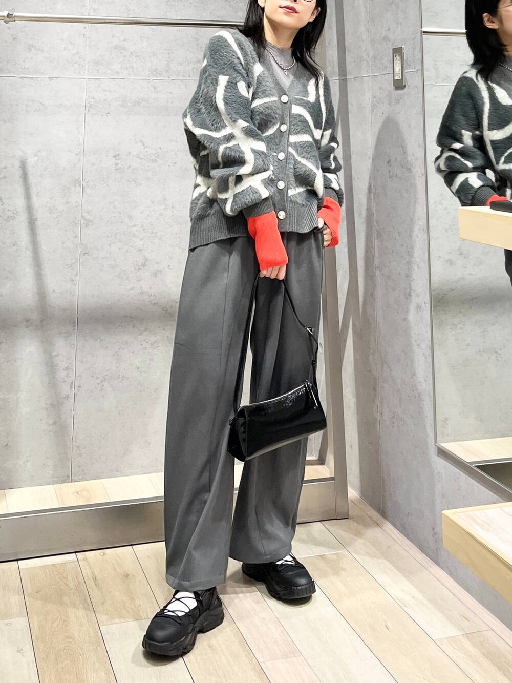 グレー系のニット/セーター、グレー系のカーディガン/ボレロ、グレー系のその他パンツを着用したレディースの冬コーディネートの6枚目の写真