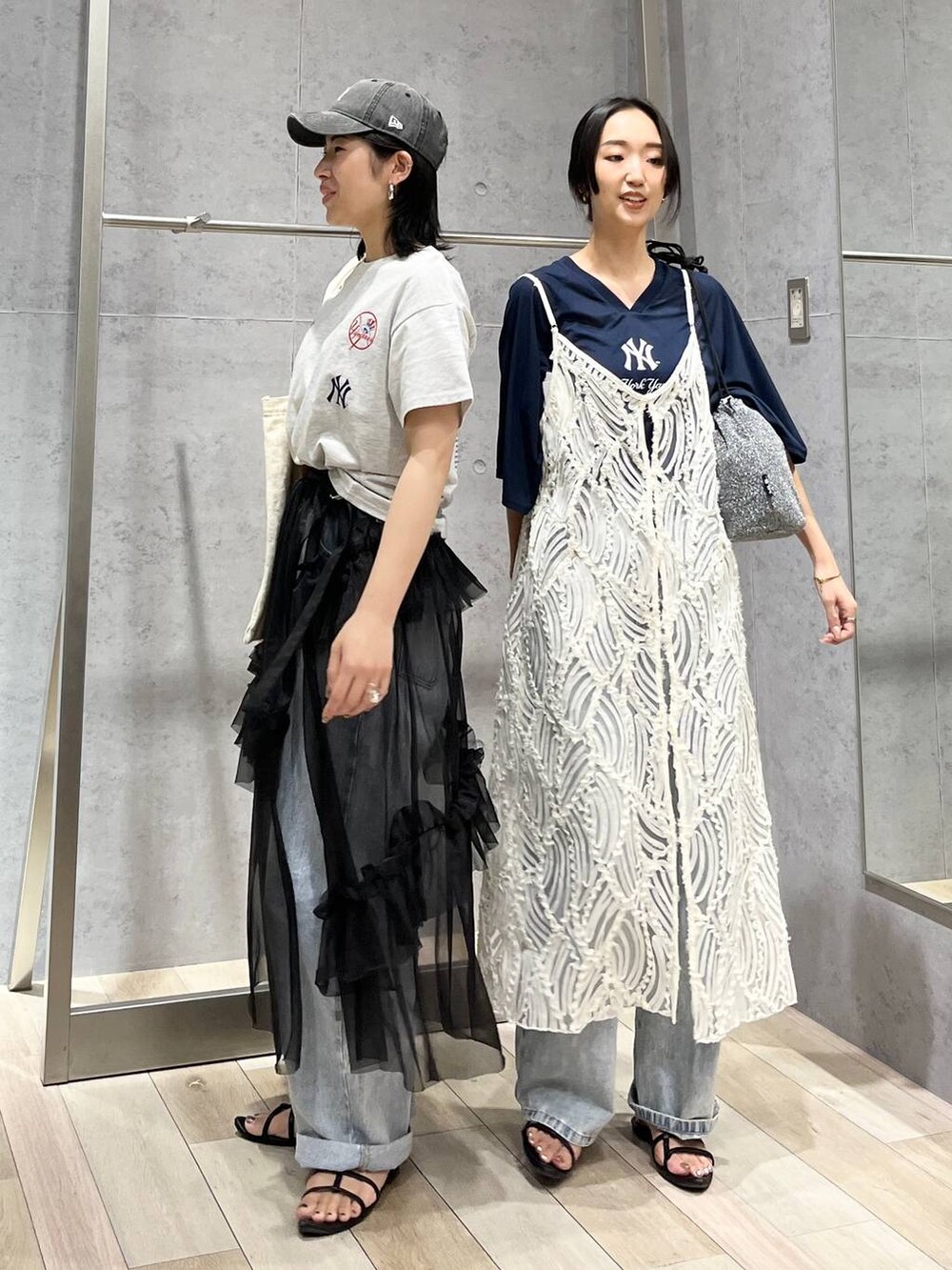 ブラック系のサンダル、ホワイト系のワンピース、ブラック系のスカートを着用したレディースの夏コーディネートの4枚目の写真