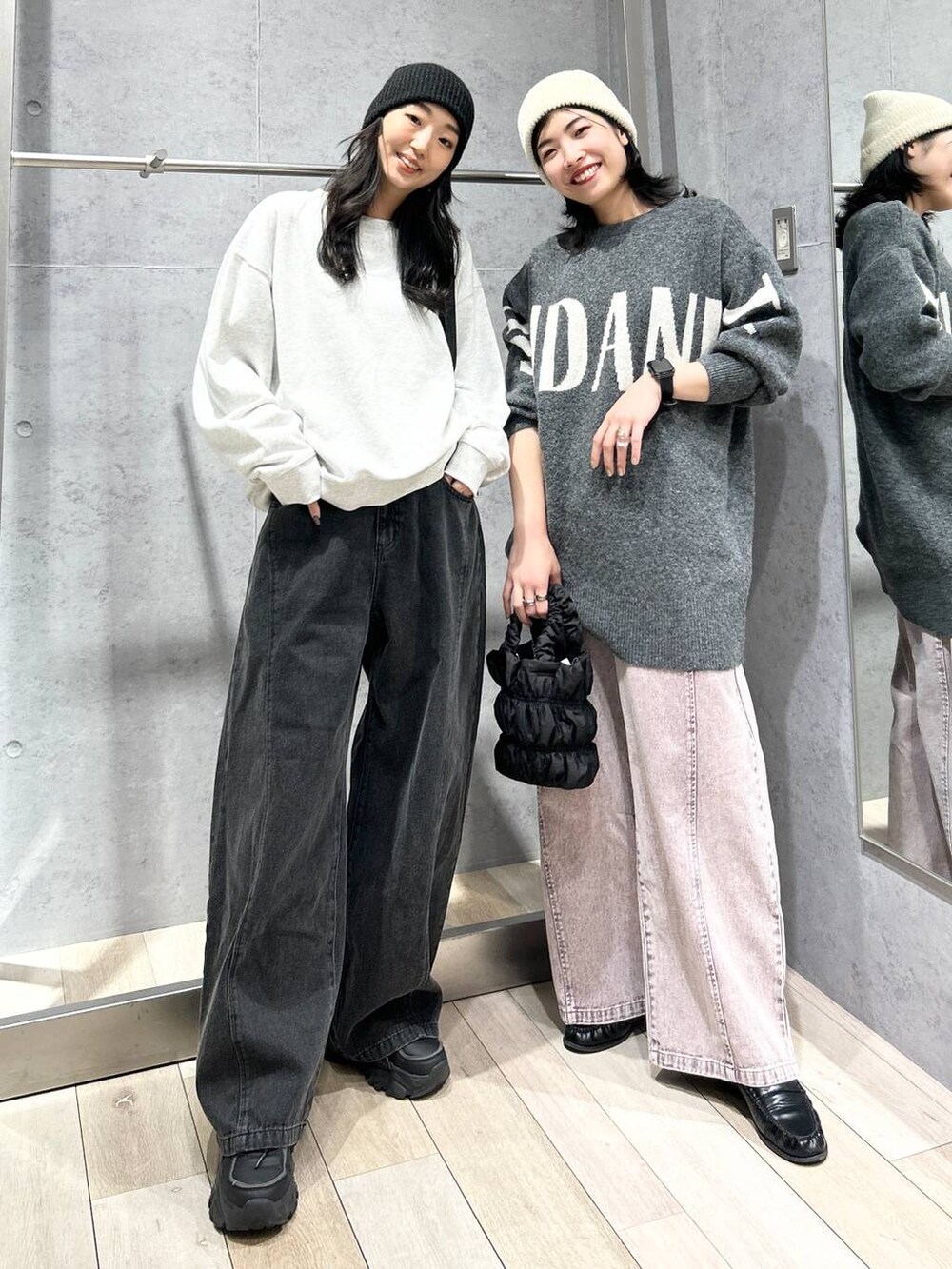 ブラック系のショルダーバッグ、ブラック系のショルダーバッグ、ブラック系のデニムパンツを着用したレディースの冬コーディネートの2枚目の写真