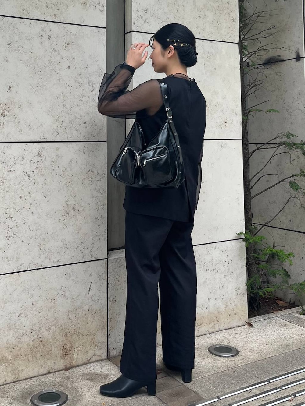 ブラック系のショルダーバッグ、ブラック系のパンツドレスを着用したレディースの秋コーディネートの3枚目の写真