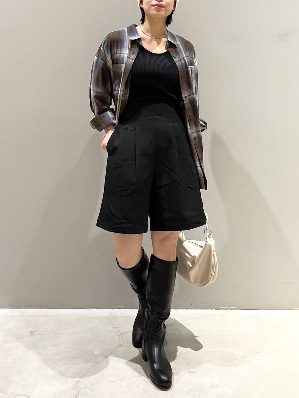 ブラウン系のシャツ/ブラウス、ブラック系のシャツ/ブラウス、ブラック系のその他パンツを着用したレディースの秋コーディネートの2枚目の写真