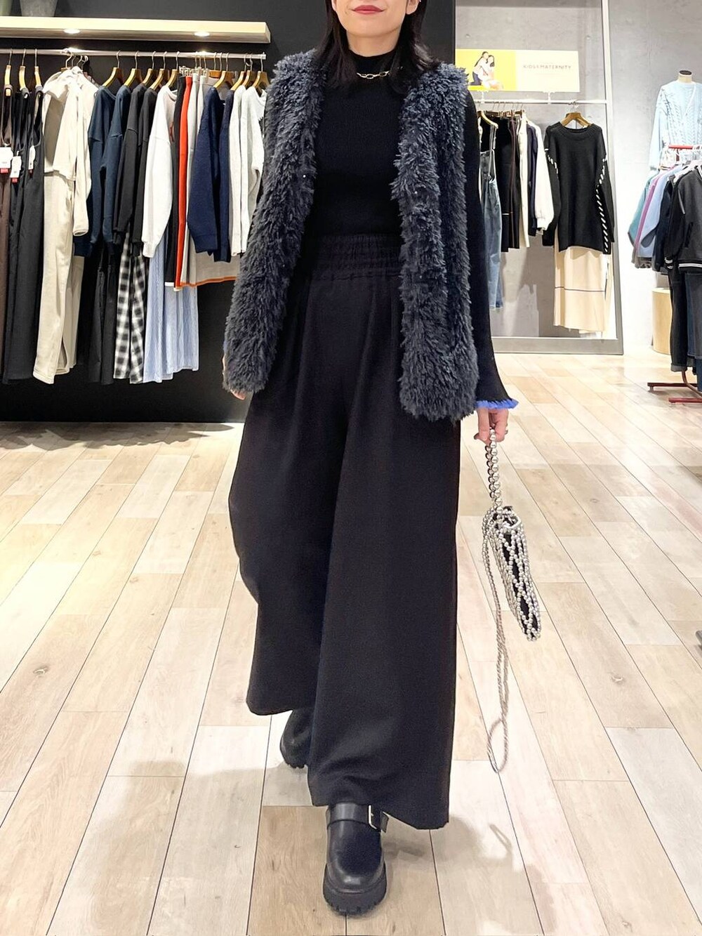 ブラック系のその他パンツ、ブラック系のブーツ、ブラック系のニット/セーターを着用したレディースの秋コーディネートの2枚目の写真