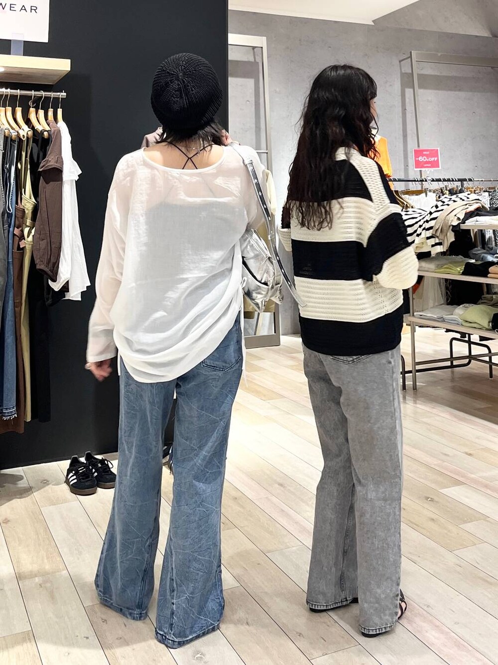 「カジュアル、モード、ベーシック/シンプル、デート/ロマンティック、楽ちんコーデ、夏コーデ、女子会、きれいめカジュアル_LEPSIM、LEPSIM、おでかけ、シンプルコーデ、デニムパンツ、ニット、ワンピース、シアートップス」｜「LEPSIMのアンクルゴムストラップサンダル　106987（サンダル、ブラック系）」を使った、エムアイさん（レディース・162cm）の夏コーディネートの4枚目の写真