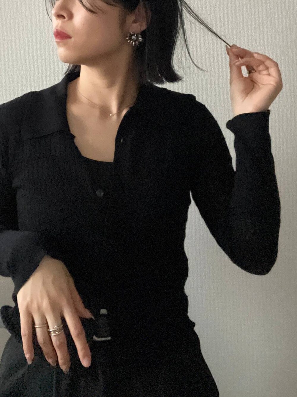 ブラック系のニット/セーター、ブラック系のベルトを着用したレディースの夏コーディネートの4枚目の写真