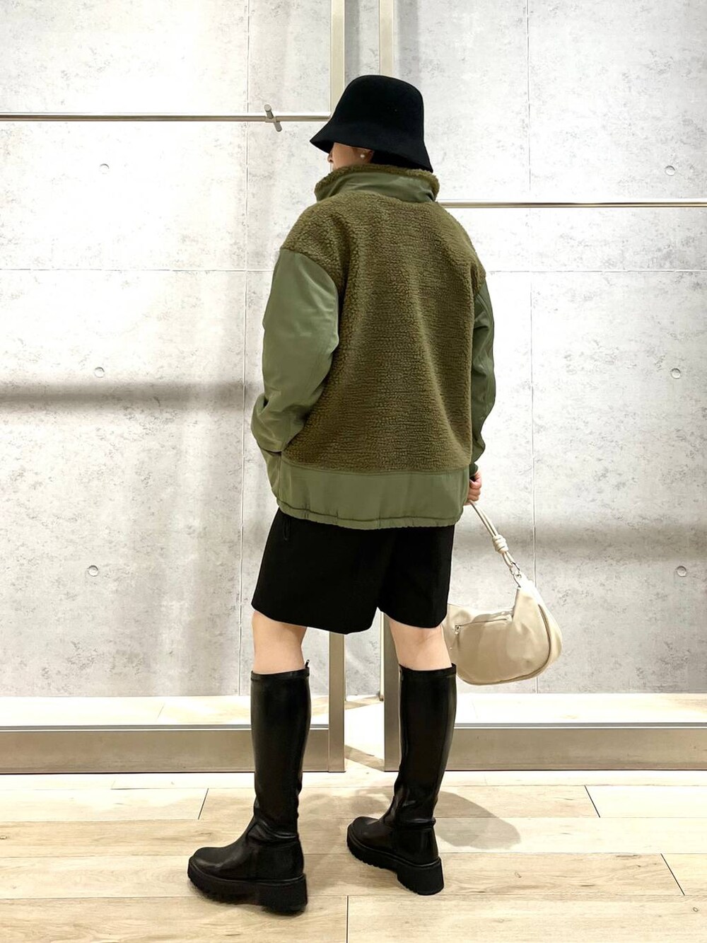 グリーン系のその他アウター、ブラック系のその他パンツ、グレー系のTシャツ/カットソーを着用したレディースの秋コーディネートの5枚目の写真